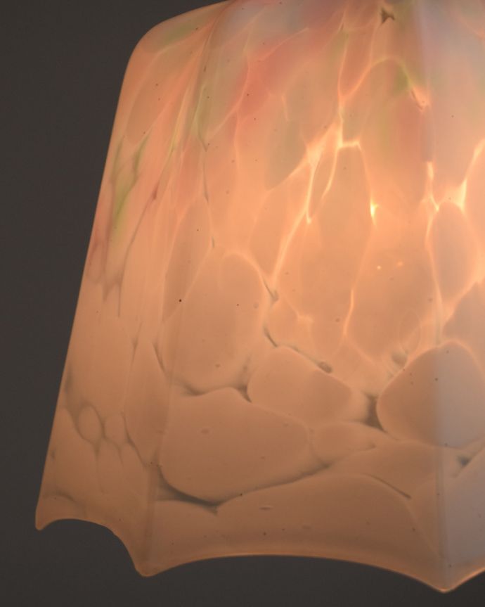 ペンダントライト　照明・ライティング　ガラスの模様が美しいアンティークシェードペンダントライト（コード・シャンデリア電球・ギャラリーなし）。アンティークのミルクガラスは、光を通すとなんとも言えないステキな雰囲気でお部屋を照らしてくれます。(k-1794-z)