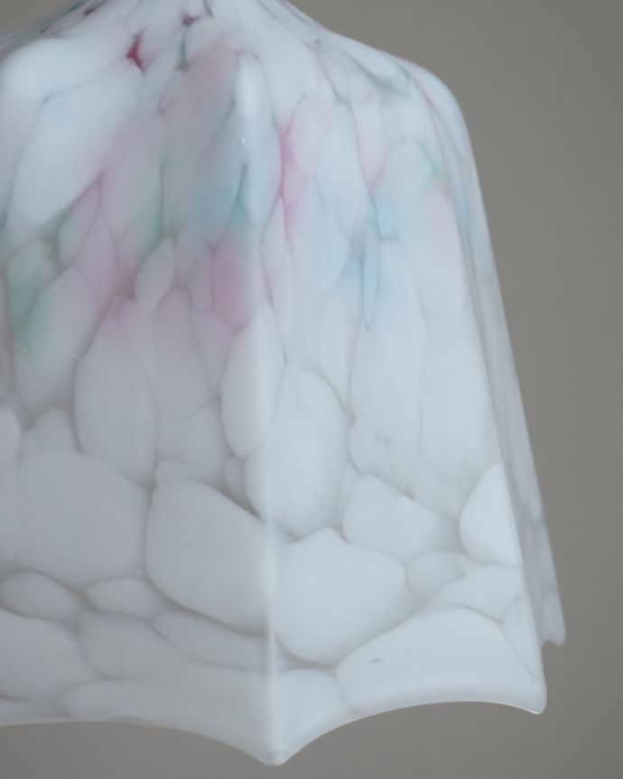 ペンダントライト　照明・ライティング　ガラスの模様が美しいアンティークシェードペンダントライト（コード・シャンデリア電球・ギャラリーなし）。シェードは、アンティークのため、誤差があったり、キズ、汚れが入っている場合もあります。(k-1794-z)