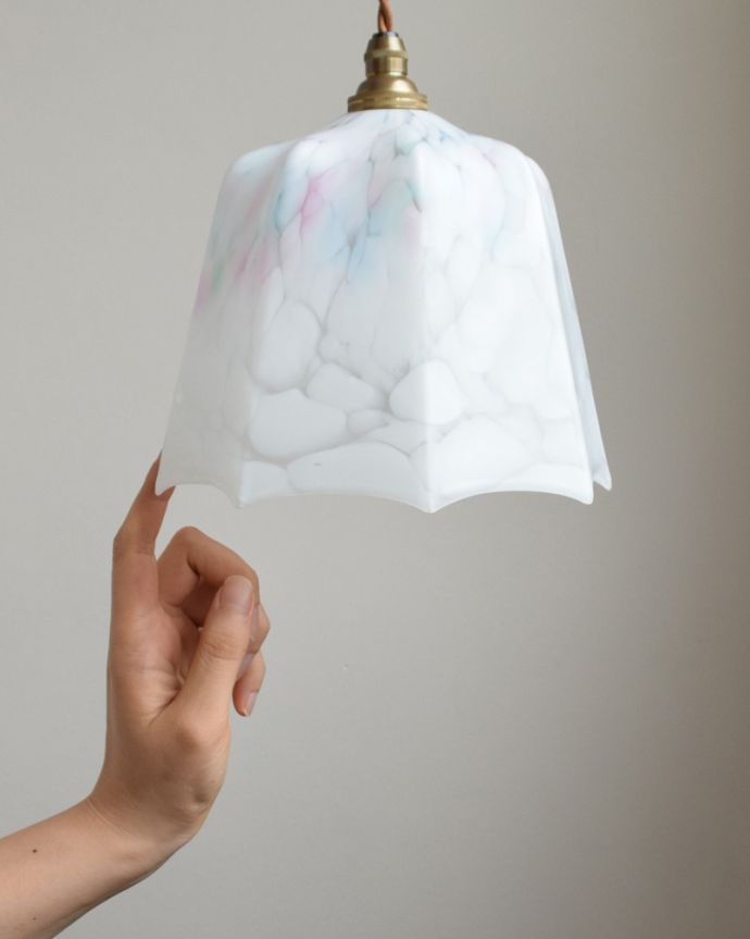 ペンダントライト　照明・ライティング　ガラスの模様が美しいアンティークシェードペンダントライト（コード・シャンデリア電球・ギャラリーなし）。※こちらのシェードのみは販売していません。(k-1794-z)