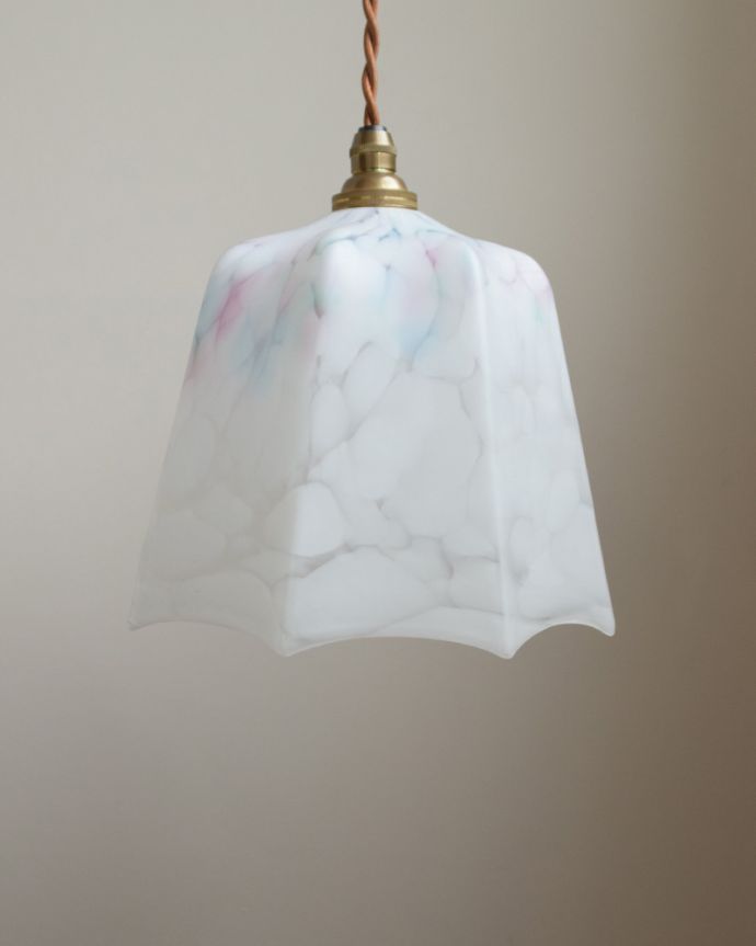 ペンダントライト　照明・ライティング　ガラスの模様が美しいアンティークシェードペンダントライト（コード・シャンデリア電球・ギャラリーなし）。【 シェードのサイズ 】幅17×奥行17×高さ15ｃmコードは50、80cm以外にも、ご希望の長さで加工してお届けします。(k-1794-z)