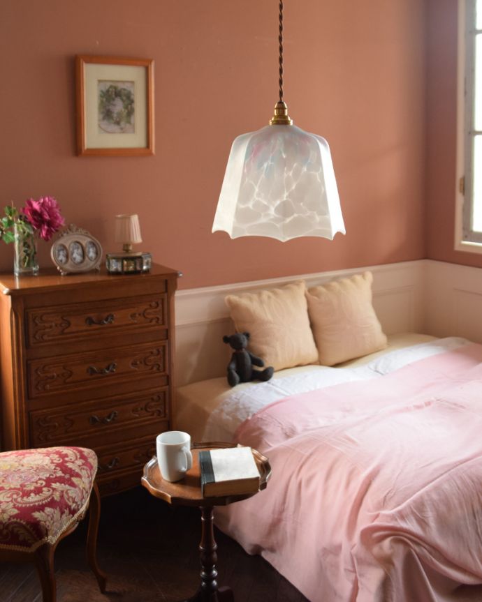 ペンダントライト　照明・ライティング　ガラスの模様が美しいアンティークシェードペンダントライト（コード・シャンデリア電球・ギャラリーなし）。あたたかい光がお部屋を包み込みます。(k-1794-z)