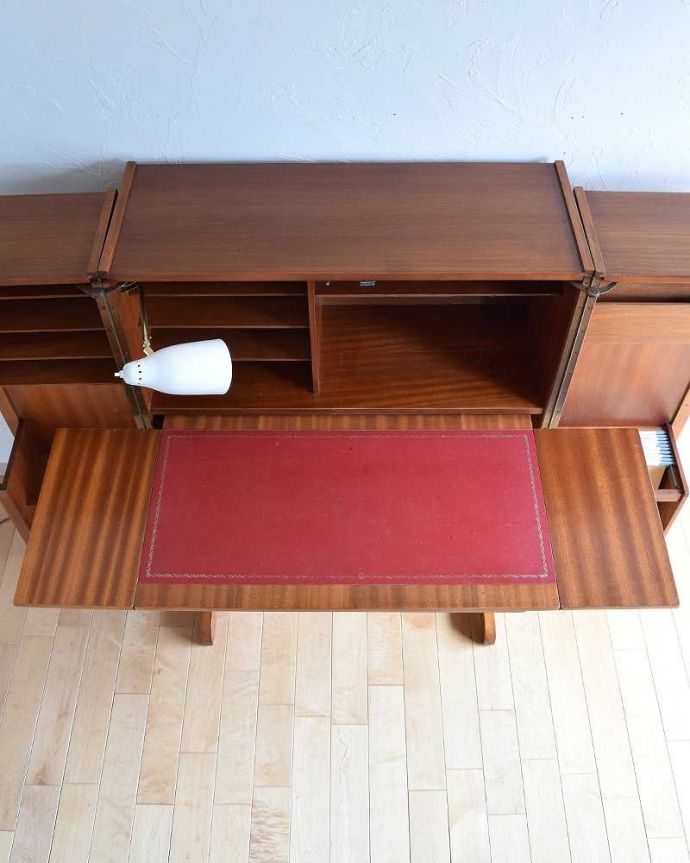 アンティークのデスク・書斎机　アンティーク家具　ホームオフィス社のデスクキャビネット、多機能なイギリスのヴィンテージ家具。広い天板は作業がしやすくて重宝しますよ！きちんとお直ししているので、天板もキレイな状態です。(k-1795-f)