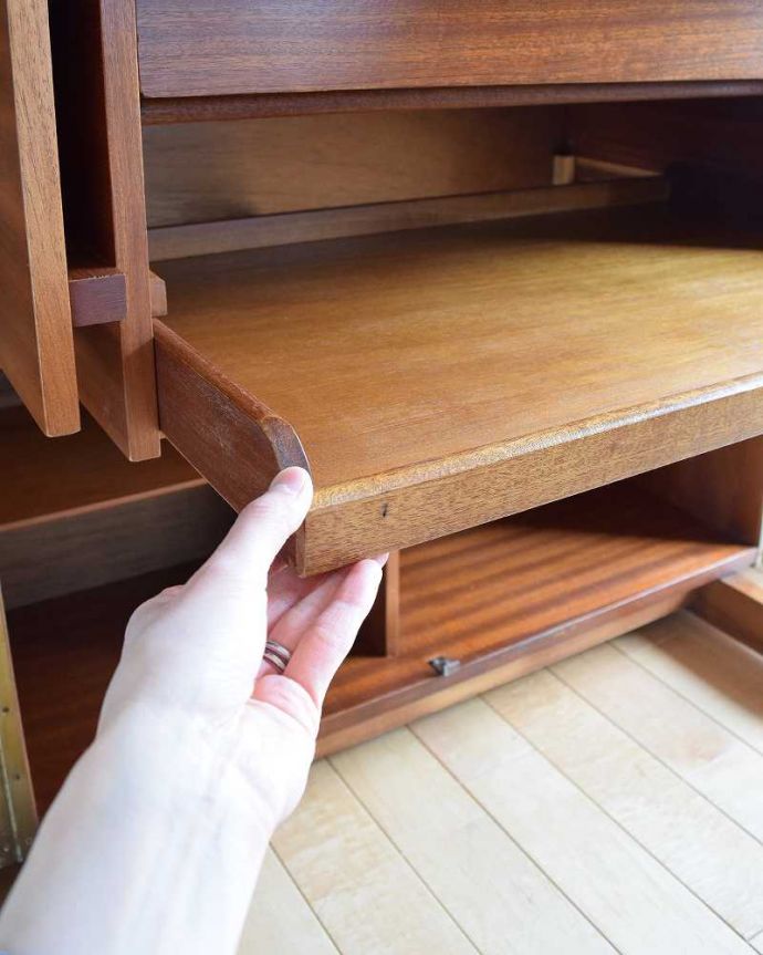 アンティークのデスク・書斎机　アンティーク家具　ホームオフィス社のデスクキャビネット、多機能なイギリスのヴィンテージ家具。デスクに下にはスライドすると出てくるトレイが付いています。(k-1795-f)