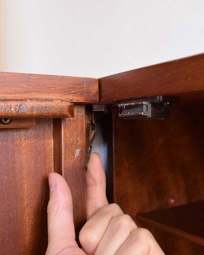 アンティークのデスク・書斎机　アンティーク家具　ホームオフィス社のデスクキャビネット、多機能なイギリスのヴィンテージ家具。左側の扉とのストッパーです。(k-1795-f)