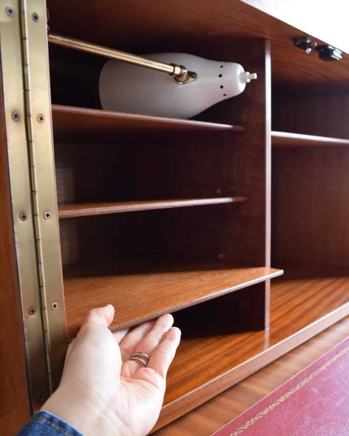 アンティークのデスク・書斎机　アンティーク家具　ホームオフィス社のデスクキャビネット、多機能なイギリスのヴィンテージ家具。デスク上の左棚の一番下の棚はスライドできます。(k-1795-f)