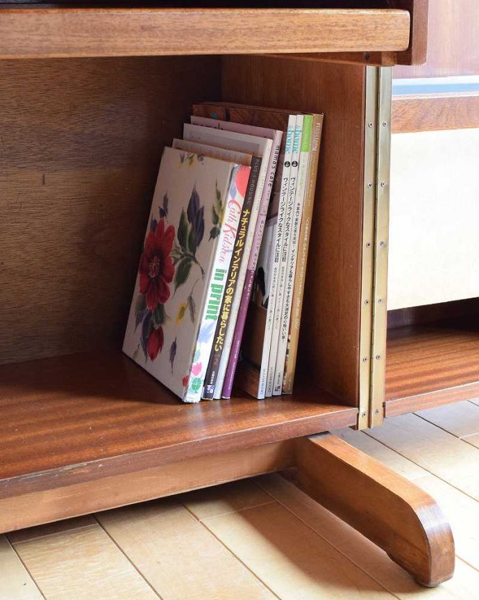 アンティークのデスク・書斎机　アンティーク家具　ホームオフィス社のデスクキャビネット、多機能なイギリスのヴィンテージ家具。A4サイズの雑誌やファイルがラクラク収納できるのでとっても便利ですよ。(k-1795-f)