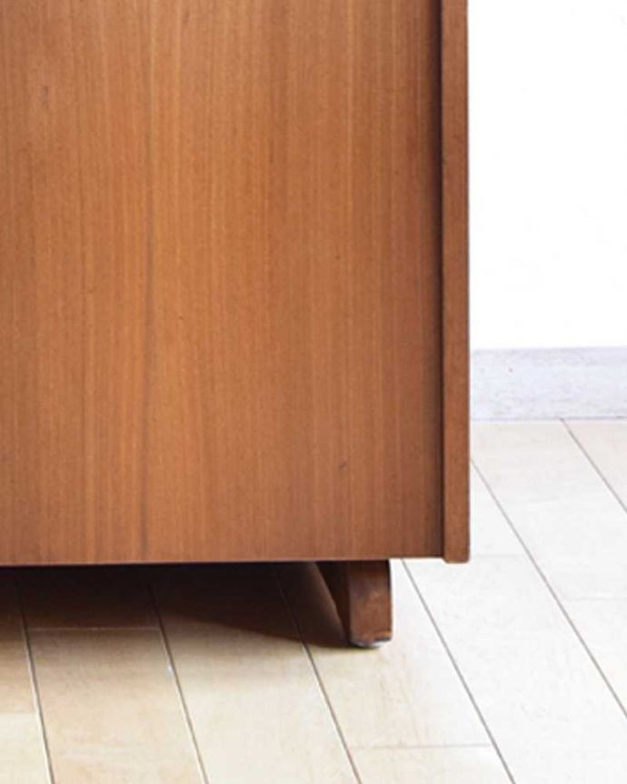 アンティークのデスク・書斎机　アンティーク家具　ホームオフィス社のデスクキャビネット、多機能なイギリスのヴィンテージ家具。安定感のある脚がしっかり支えます。(k-1795-f)