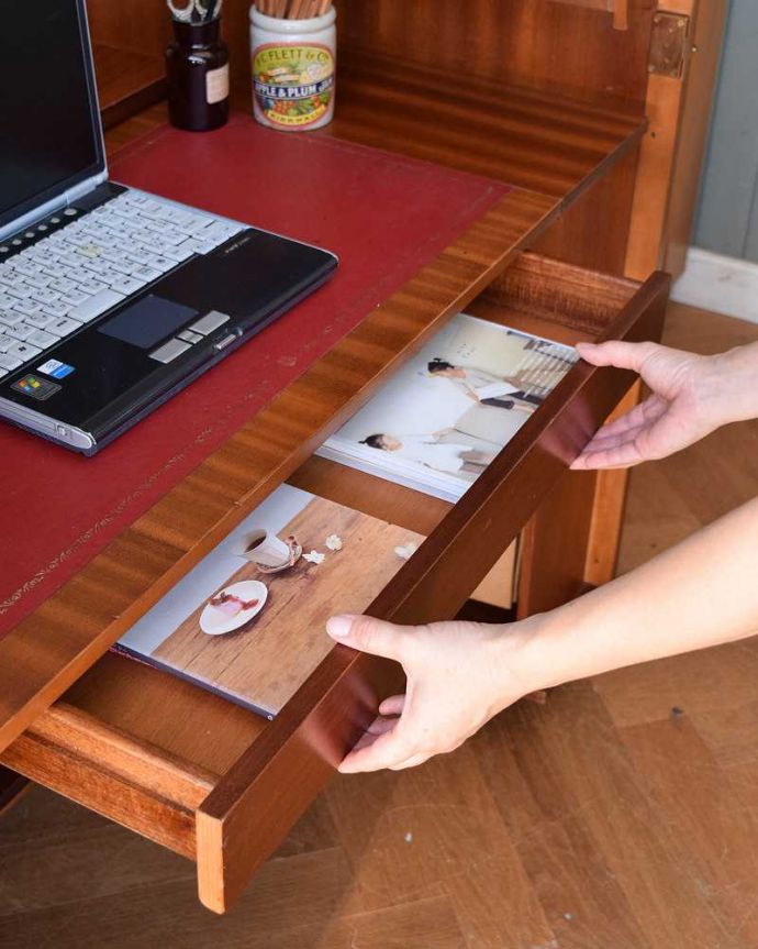 アンティークのデスク・書斎机　アンティーク家具　ホームオフィス社のデスクキャビネット、多機能なイギリスのヴィンテージ家具。手帳や文房具など細々したものをしまえます。(k-1795-f)