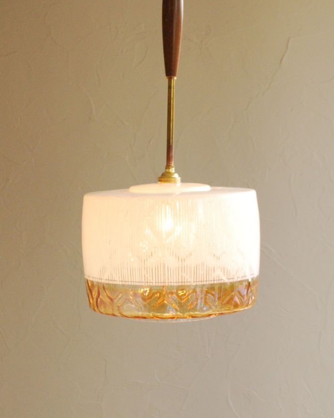 ペンダントライト　照明・ライティング　乳白色×オレンジガラスの２トーンカラーがお洒落、アンティークペンダントランプ（Ｅ17シャンデリア球付）。１つでも存在感たっぷり。(k-1795-z)