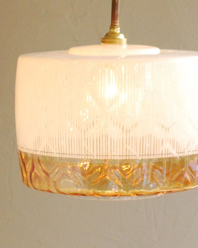 ペンダントライト　照明・ライティング　乳白色×オレンジガラスの２トーンカラーがお洒落、アンティークペンダントランプ（Ｅ17シャンデリア球付）。アンティークのガラスは、光を通すとなんとも言えないステキな雰囲気でお部屋を照らしてくれます。(k-1795-z)