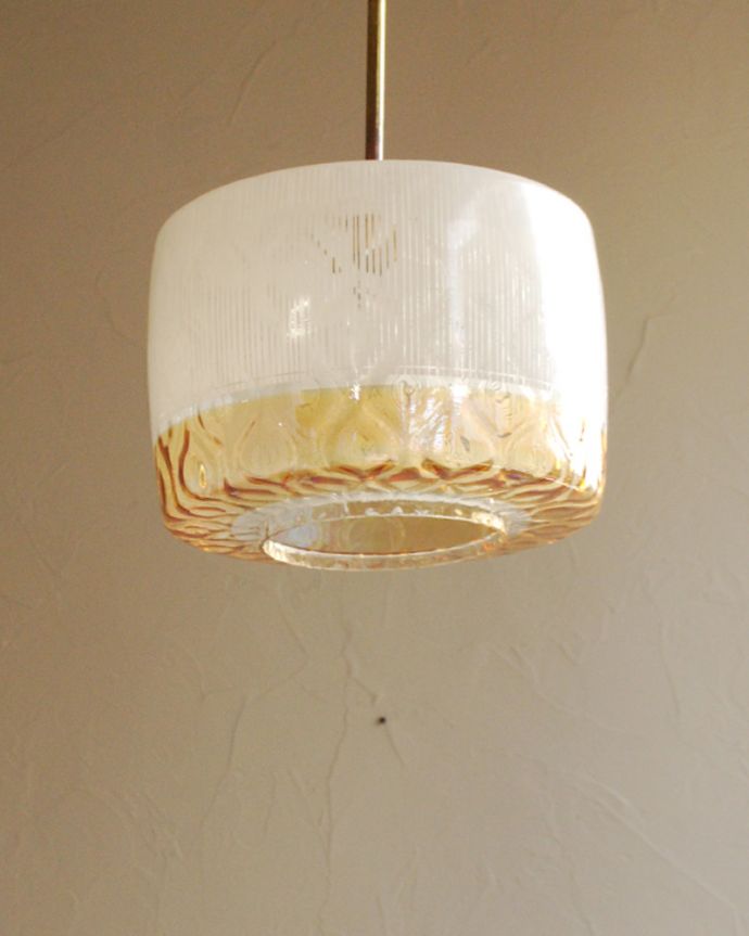 ペンダントライト　照明・ライティング　乳白色×オレンジガラスの２トーンカラーがお洒落、アンティークペンダントランプ（Ｅ17シャンデリア球付）。しっかりオーバーホウルをしたので、ご安心下さい。(k-1795-z)