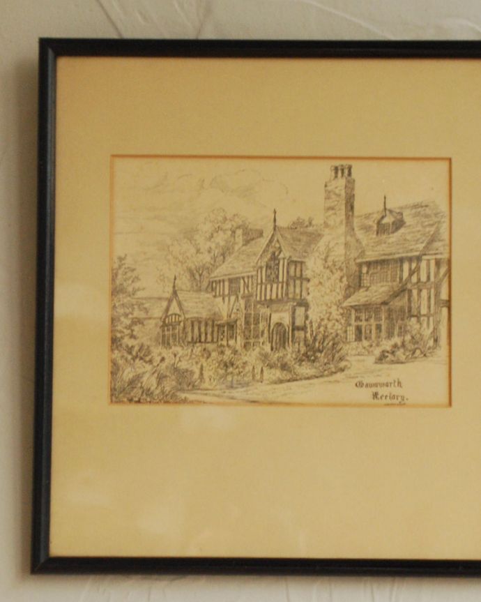 木の雑貨 アンティーク雑貨 壁のインテリアを楽しむアンティークの額絵。線の細い繊細なタッチで大きな屋根の家が描かれています。(k-1796-z)