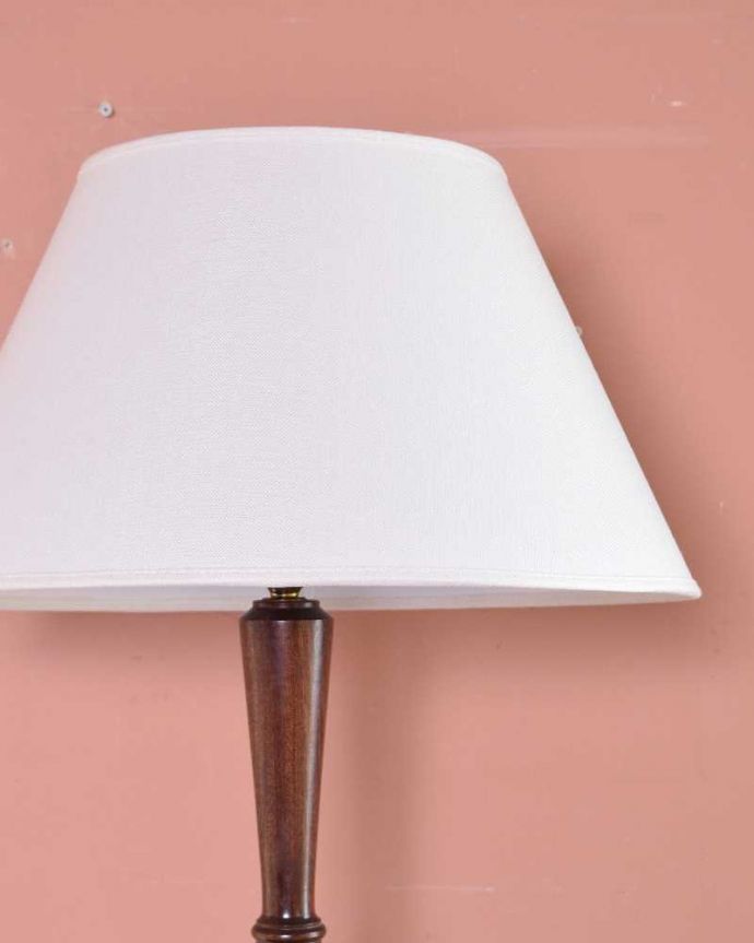 スタンドライト　照明・ライティング　イギリスから届いたアンティーク照明、素敵なフロアランプ（Ｂ22シャンデリア球付）。どんなお部屋にも合うナチュラルな布シェードです。(k-1798-f)