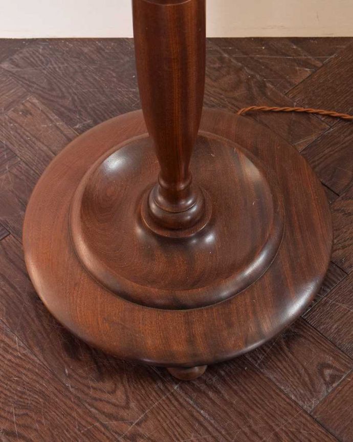 スタンドライト　照明・ライティング　イギリスから届いたアンティーク照明、素敵なフロアランプ（Ｂ22シャンデリア球付）。スタンドは、木製です。(k-1798-f)