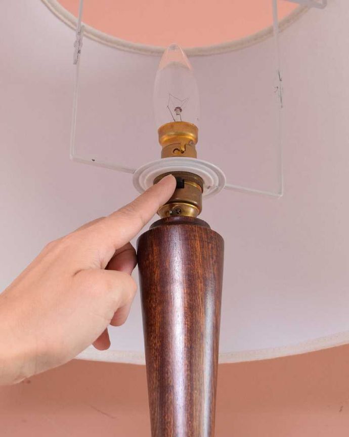 スタンドライト　照明・ライティング　イギリスから届いたアンティーク照明、素敵なフロアランプ（Ｂ22シャンデリア球付）。スイッチはソケットの下にあります。(k-1798-f)