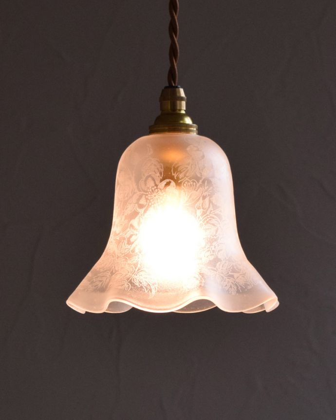ペンダントライト　照明・ライティング　イギリスのアンティーク照明、お花模様が美しいペンダントランプ（コード・シャンデリア電球・ギャラリーなし）。あたたかい光がお部屋を包み込みます。(k-1798-z)