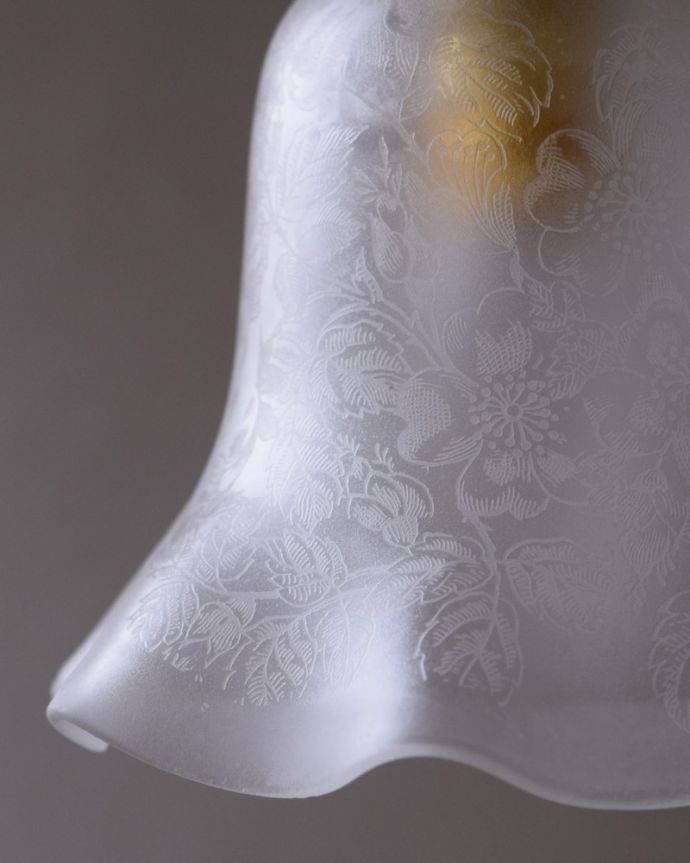 ペンダントライト　照明・ライティング　イギリスのアンティーク照明、お花模様が美しいペンダントランプ（コード・シャンデリア電球・ギャラリーなし）。シェードは、手作りのため多少、誤差があったり、気泡やキズ、汚れが入っている場合もあります。(k-1798-z)