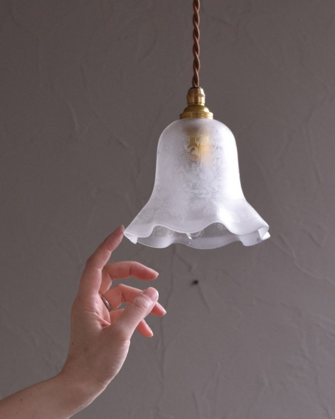 ペンダントライト　照明・ライティング　イギリスのアンティーク照明、お花模様が美しいペンダントランプ（コード・シャンデリア電球・ギャラリーなし）。キッチンカウンターやダイニングテーブル、トイレや玄関などの狭い空間にもオススメです。(k-1798-z)