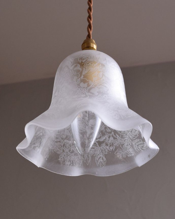 ペンダントライト　照明・ライティング　イギリスのアンティーク照明、お花模様が美しいペンダントランプ（コード・シャンデリア電球・ギャラリーなし）。下から見上げても素敵なデザインにうっとりです。(k-1798-z)