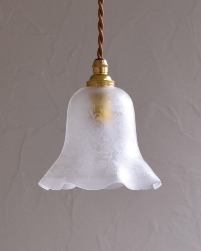 ペンダントライト　照明・ライティング　イギリスのアンティーク照明、お花模様が美しいペンダントランプ（コード・シャンデリア電球・ギャラリーなし）。【 シェードのサイズ 】幅14.5×奥行14.5×高さ11.5cmコードは50、80cm以外にも、ご希望の長さで加工してお届けします。(k-1798-z)