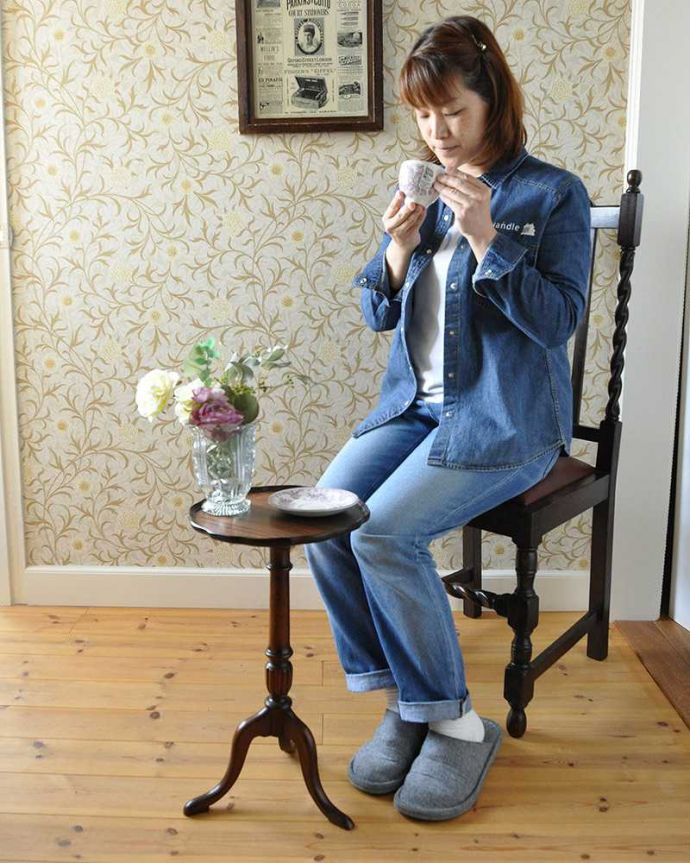 アンティークのテーブル　アンティーク家具　縁どりのレースカットが美しい、マホガニー材の英国輸入のアンティークティーテーブル。場所を選ばない優秀アイテム玄関で花器を飾ったり、ソファの横に持ってくれば、ちょうどいいサイドテーブルに。(k-1799-f)