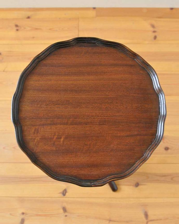 アンティークのテーブル　アンティーク家具　縁どりのレースカットが美しい、マホガニー材の英国輸入のアンティークティーテーブル。何を置こうかな･･･？上から見ると、天板はこんな感じ。(k-1799-f)