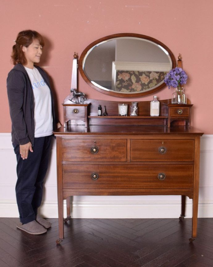 アンティークのドレッサー　アンティーク家具　英国輸入のアンティーク家具、オーバルミラーが付いた美しい英国のドレッシングチェスト。落ち着きと品のあるデザイン。(k-1801-f)