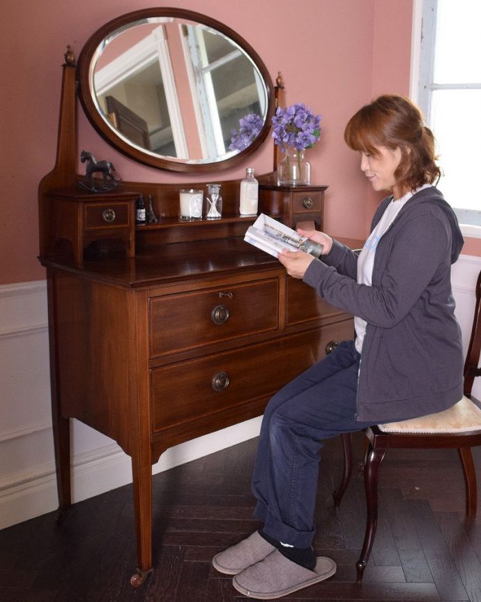 アンティークのドレッサー　アンティーク家具　英国輸入のアンティーク家具、オーバルミラーが付いた美しい英国のドレッシングチェスト。パソコンなどを置いてちょっとした作業スペースにもなります。(k-1801-f)