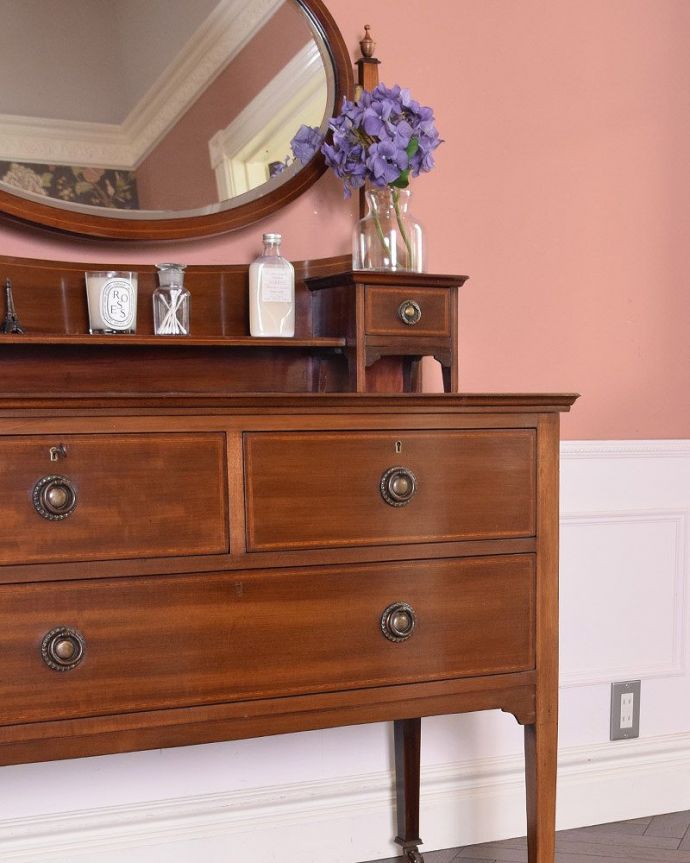 アンティークのドレッサー　アンティーク家具　英国輸入のアンティーク家具、オーバルミラーが付いた美しい英国のドレッシングチェスト。お気に入りのチェアと合わせて、自分だけのスペースを作ってみてください。(k-1801-f)