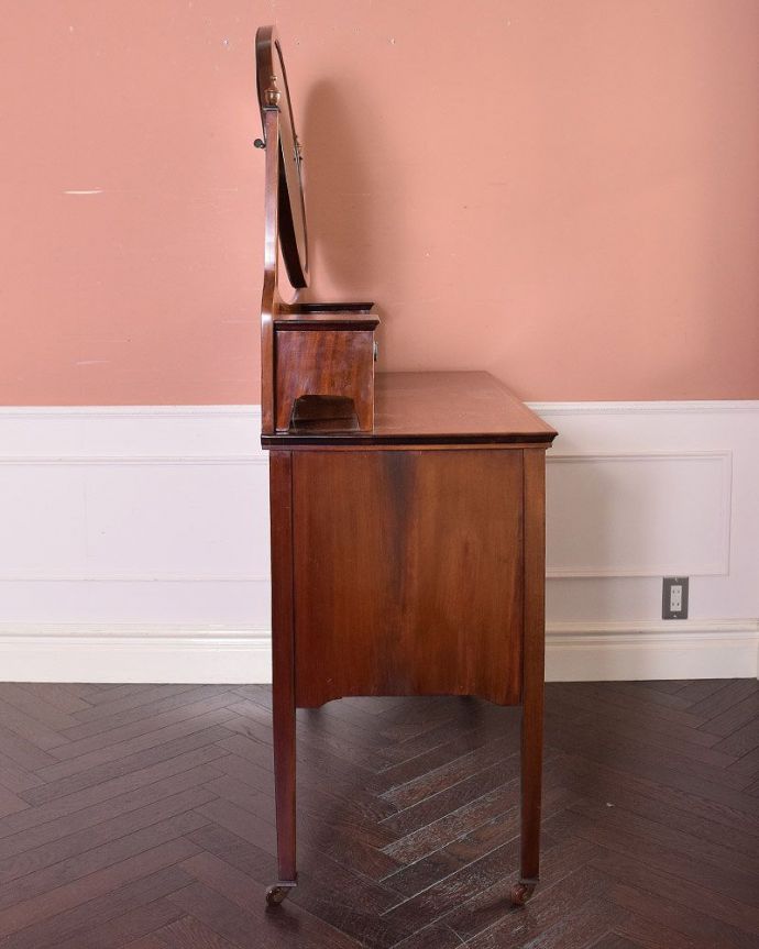 アンティークのドレッサー　アンティーク家具　英国輸入のアンティーク家具、オーバルミラーが付いた美しい英国のドレッシングチェスト。どこから見てもステキ。(k-1801-f)