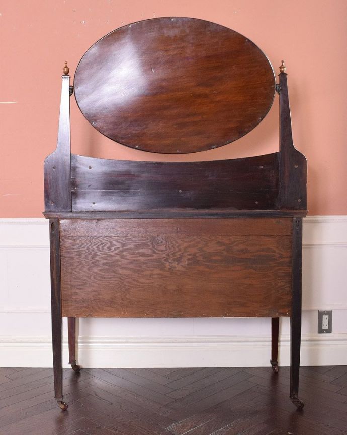 アンティークのドレッサー　アンティーク家具　英国輸入のアンティーク家具、オーバルミラーが付いた美しい英国のドレッシングチェスト。アンティークは新品ではないので、もちろん経年変化によるキズはありますが、専門の職人が目立たないようキレイにお直しをしているので、後姿までキレイです。(k-1801-f)