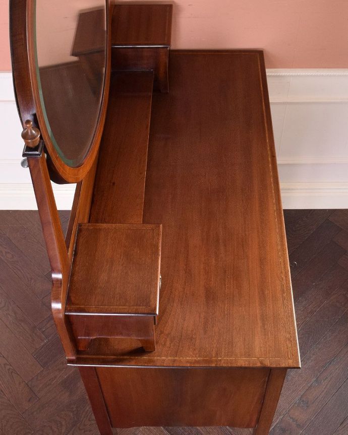 アンティークのドレッサー　アンティーク家具　英国輸入のアンティーク家具、オーバルミラーが付いた美しい英国のドレッシングチェスト。天板も木目がとってもキレイです。(k-1801-f)