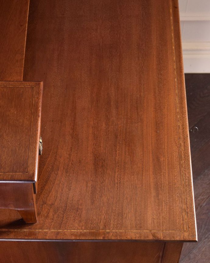 アンティークのドレッサー　アンティーク家具　英国輸入のアンティーク家具、オーバルミラーが付いた美しい英国のドレッシングチェスト。角もキレイな状態です。(k-1801-f)