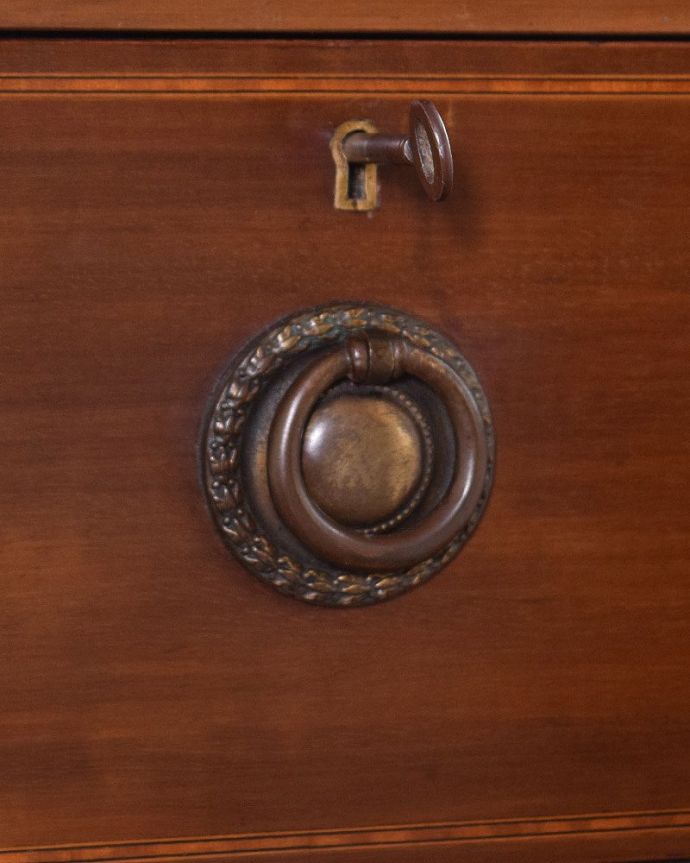 アンティークのドレッサー　アンティーク家具　英国輸入のアンティーク家具、オーバルミラーが付いた美しい英国のドレッシングチェスト。味わい深い取っ手から、時間の流れを感じることができます。(k-1801-f)