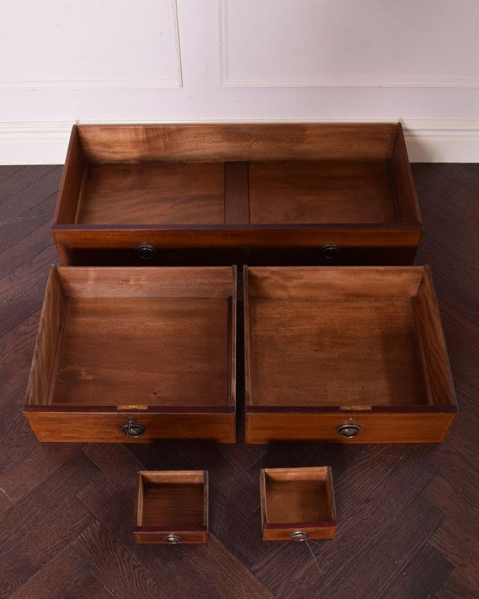 アンティークのドレッサー　アンティーク家具　英国輸入のアンティーク家具、オーバルミラーが付いた美しい英国のドレッシングチェスト。引き出しは手前が1段目です。(k-1801-f)