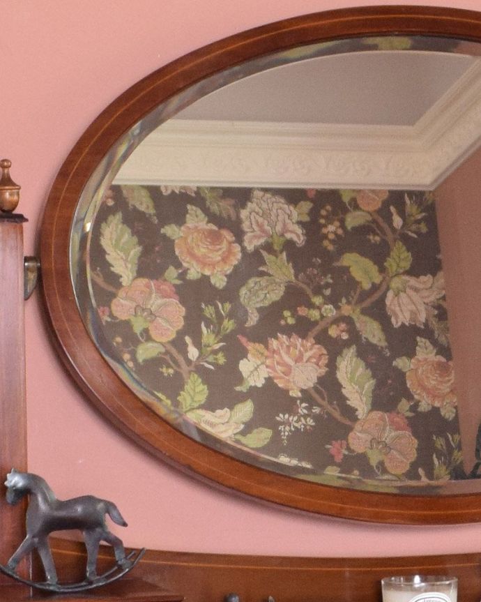 アンティークのドレッサー　アンティーク家具　英国輸入のアンティーク家具、オーバルミラーが付いた美しい英国のドレッシングチェスト。アンティークのミラーには美しいカッティングが入っているので高級感があります。(k-1801-f)