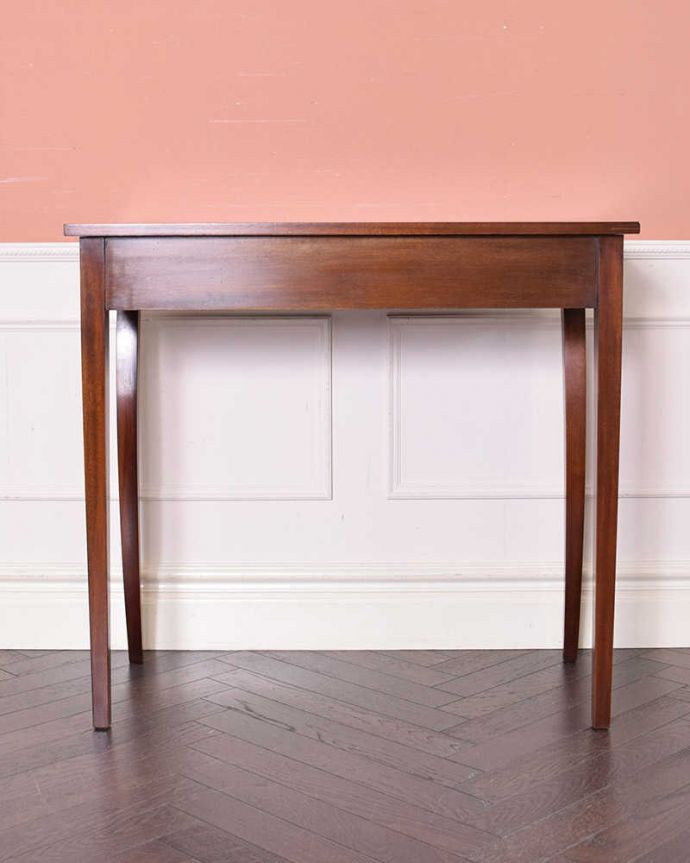 アンティークのテーブル アンティーク家具 英国輸入のアンティーク家具、引き出し付きの美しいコンソールテーブル(マホガニー材)。アンティークは新品ではないので、もちろん経年変化によるキズはありますが、専門の職人が目立たないようキレイにお直しをしていますのでご安心ください。(k-1802-f)