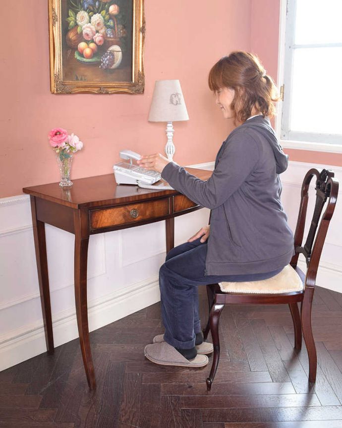 アンティークのテーブル アンティーク家具 英国輸入のアンティーク家具、引き出し付きの美しいコンソールテーブル(マホガニー材)。ここに座るだけで、なんだかウキウキしちゃう・・・美しいテーブルの前に座るだけで、なんだか幸せな時間が時間が過ごせちゃう。(k-1802-f)