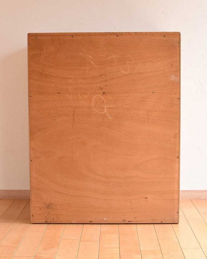 G-PLAN(Gプラン) アンティーク家具 G-PLANのチェストBrandon(ブランドン) 、北欧スタイルの暮らしにヴィンテージ家具。アンティークは新品ではないので、もちろん経年変化によるキズはありますが、専門の職人が目立たないようキレイにお直しをしているので、後姿までキレイです。(k-1803-f)