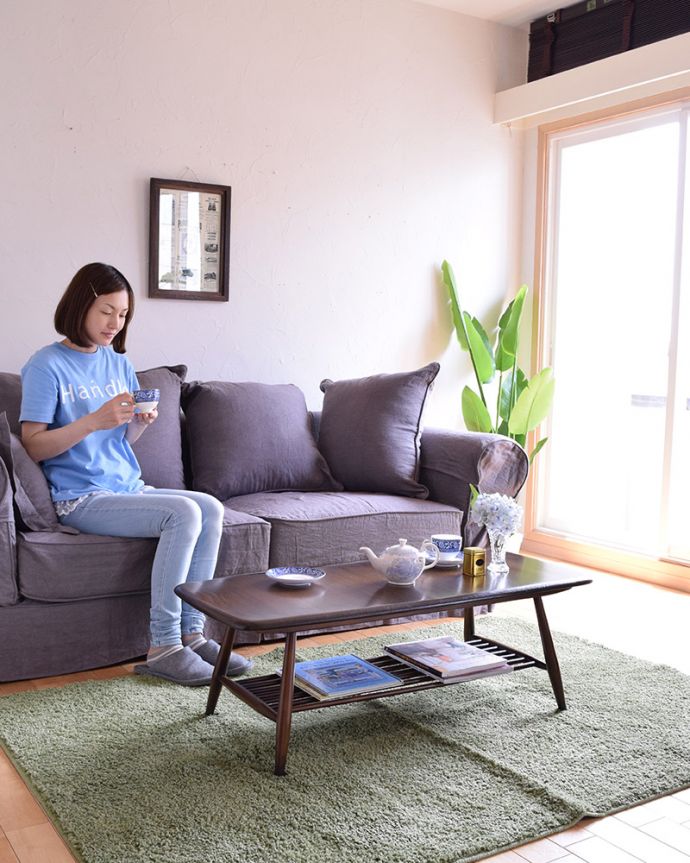 アーコールの家具　アンティーク家具　北欧スタイルの定番ブランド、マガジンラック付きコーヒーテーブル（アーコール社）。どんなテイストにもマッチしてしまうのが、このアーコールのコーヒーテーブルです。(k-1804-f)