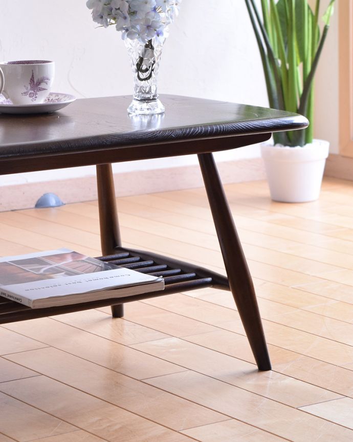 アーコールの家具　アンティーク家具　北欧スタイルの定番ブランド、マガジンラック付きコーヒーテーブル（アーコール社）。ハの字に開いた脚がアーコールらしくて可愛いです。(k-1804-f)