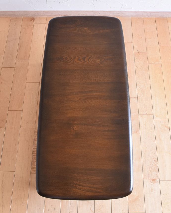 アーコールの家具　アンティーク家具　北欧スタイルの定番ブランド、マガジンラック付きコーヒーテーブル（アーコール社）。きちんとお直ししているので、天板もキレイな状態です。(k-1804-f)