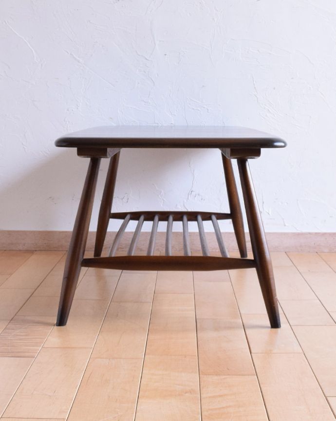 アーコールの家具　アンティーク家具　北欧スタイルの定番ブランド、マガジンラック付きコーヒーテーブル（アーコール社）。アンティークは新品ではないので、もちろん経年変化によるキズはありますが、専門の職人が目立たないようキレイにお直しをしていますのでご安心ください。(k-1804-f)