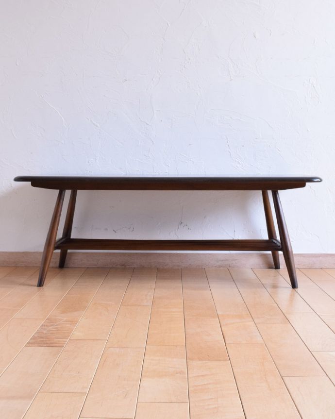 アーコールの家具　アンティーク家具　北欧スタイルの定番ブランド、マガジンラック付きコーヒーテーブル（アーコール社）。テーブルの下は物置きになっています。(k-1804-f)