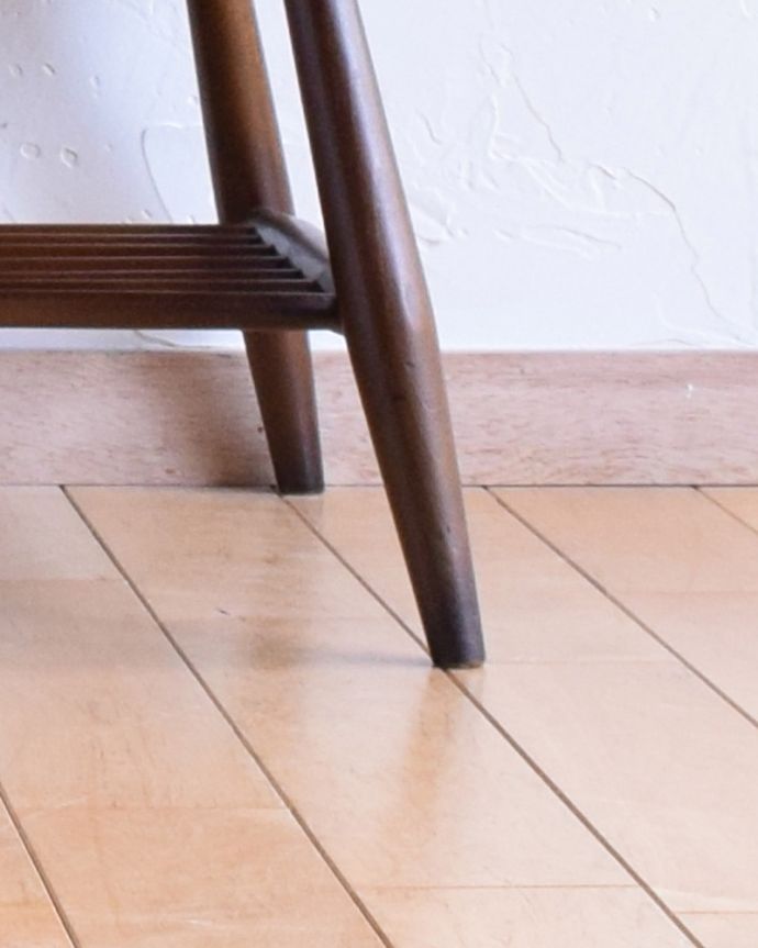 アーコールの家具　アンティーク家具　北欧スタイルの定番ブランド、マガジンラック付きコーヒーテーブル（アーコール社）。脚のデザインがスタイリッシュでかっこいい！きちんと支えますのでご安心ください。(k-1804-f)