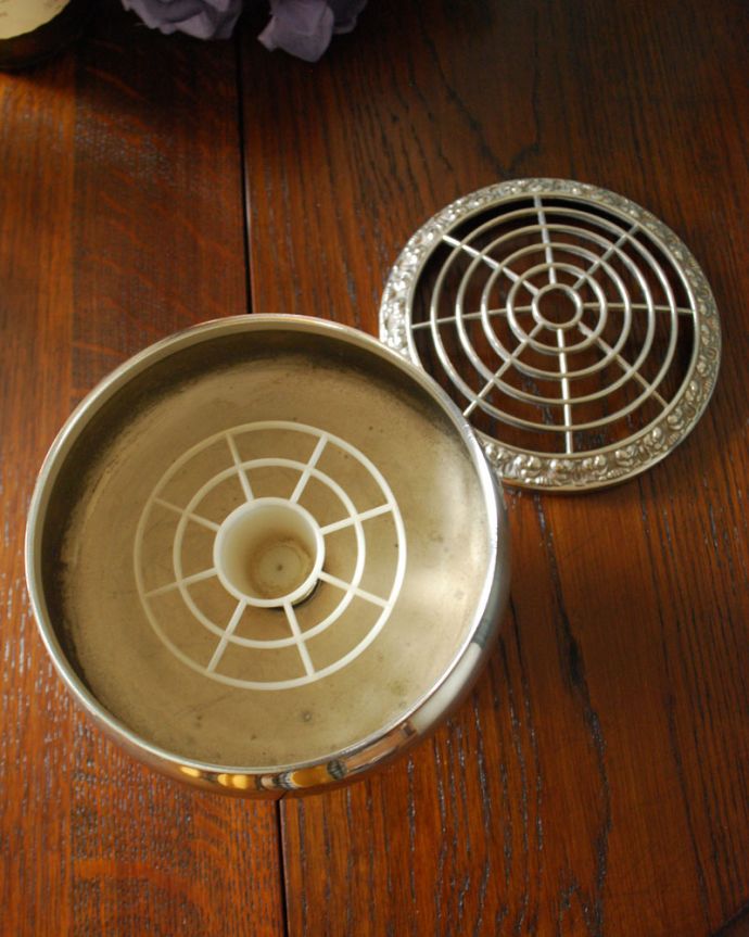 アンティーク シルバー製　アンティーク雑貨　アンティークのシルバープレートのフラワーベース　英国アンティーク。上からみるとこんな感じです。(k-1805-z)