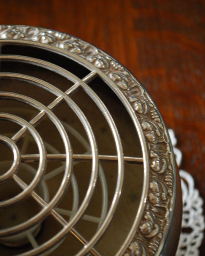 アンティーク シルバー製　アンティーク雑貨　アンティークのシルバープレートのフラワーベース　英国アンティーク。縁取りまで華やかです。(k-1805-z)