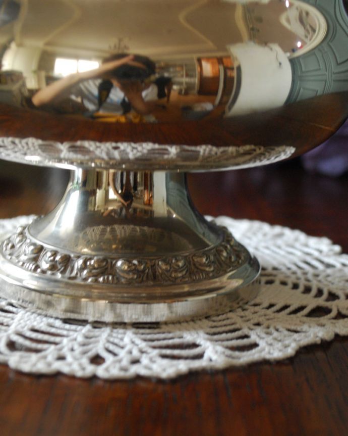 アンティーク シルバー製　アンティーク雑貨　アンティークのシルバープレートのフラワーベース　英国アンティーク。ぽってっとした丸みのあるシルエットでシルバーはエレガントな雰囲気たっぷり。(k-1805-z)