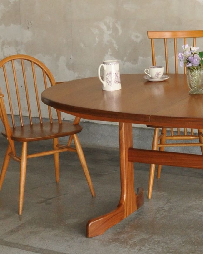 G-PLAN(Gプラン)　アンティーク家具　かっこいい脚の伸張式のダイニングテーブル、G-PLANのヴィンテージ家具。スッキリしたデザインになっています。(k-1807-f)