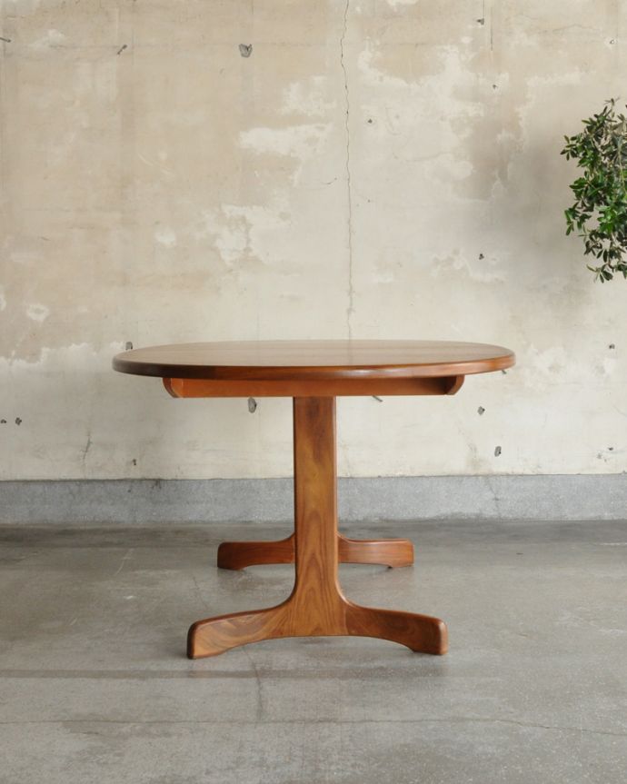 G-PLAN(Gプラン)　アンティーク家具　かっこいい脚の伸張式のダイニングテーブル、G-PLANのヴィンテージ家具。閉じるとコンパクトになるのでアパートや一人住まいの方にもオススメ！。(k-1807-f)